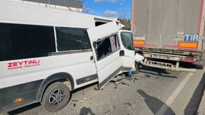 Çerkezköy ilçesinde meydana gelen trafik kazasında, işçi servisinin tıra arkadan