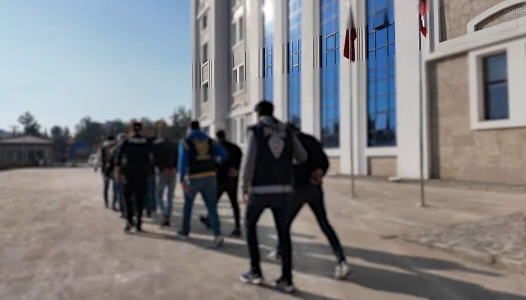 Adıyaman İl Emniyet Müdürlüğü ekipleri, çeşitli suçlardan aranan 69 şahıstan