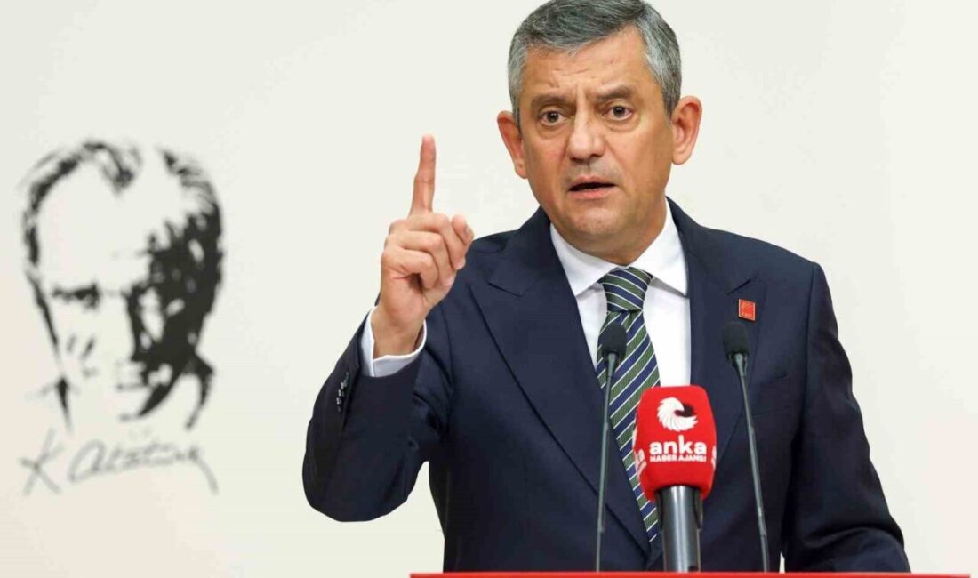 CHP Genel Başkanı Özgür Özel, parti genel merkezinde düzenlediği basın
