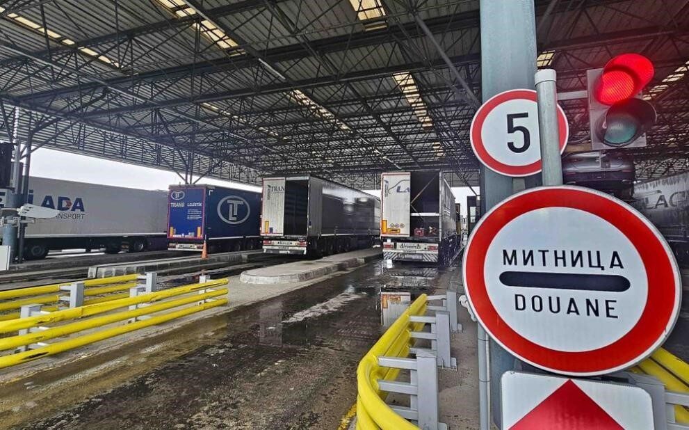Bir tır sürücüsü, çikolata dolu çantasının içine gizlenmiş ve beyan