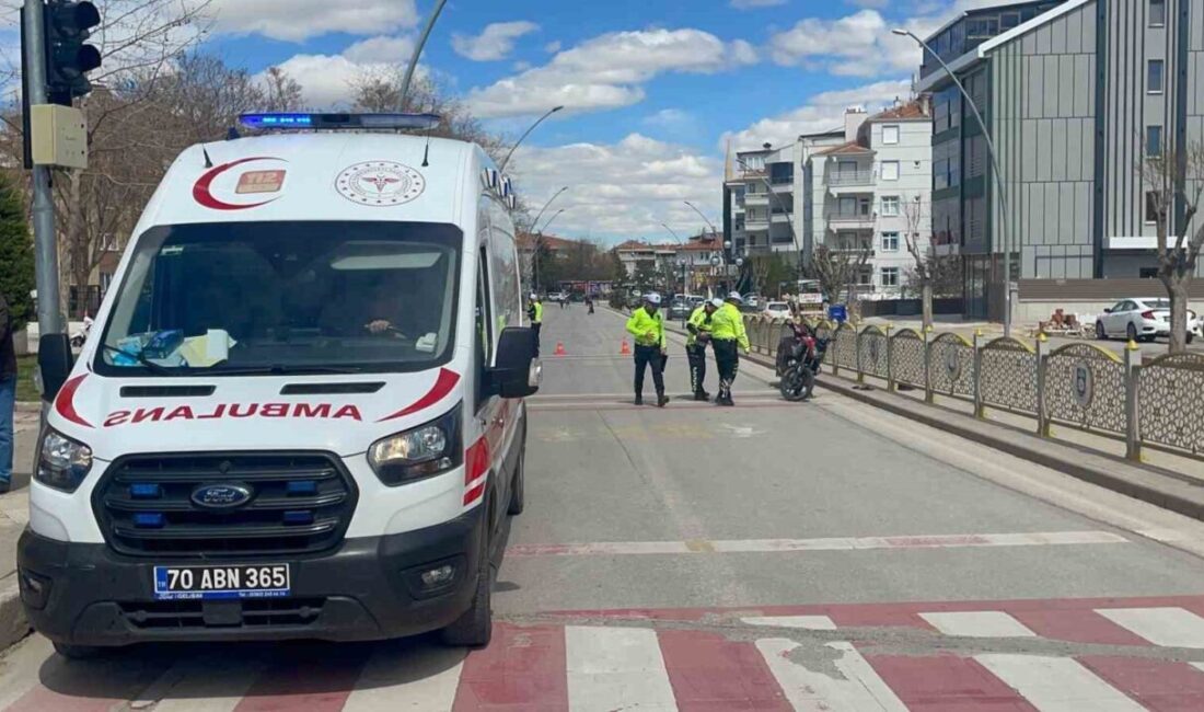 Karaman’da bir motosiklet sürücüsü, cipe arkadan çarpması sonucu refüje düşerek