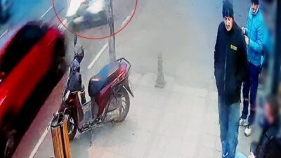 Çorlu ilçesinde, otomobil ile çarpışan bir motosikletli kuryenin yaralandığı anlar