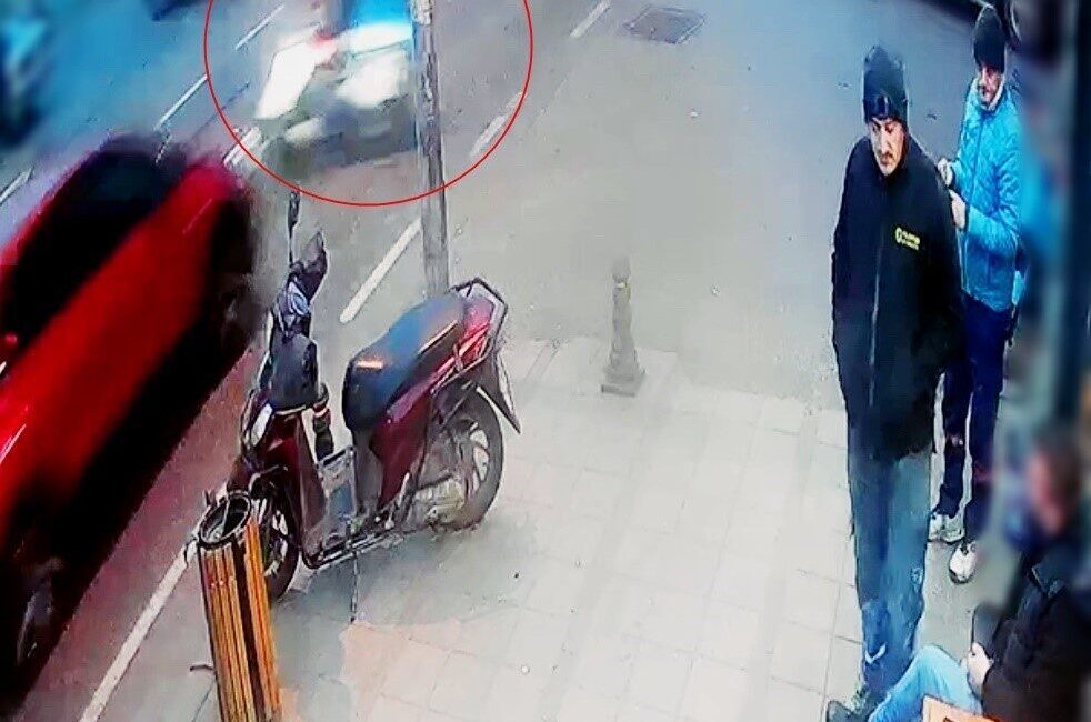 Çorlu ilçesinde, otomobil ile çarpışan bir motosikletli kuryenin yaralandığı anlar