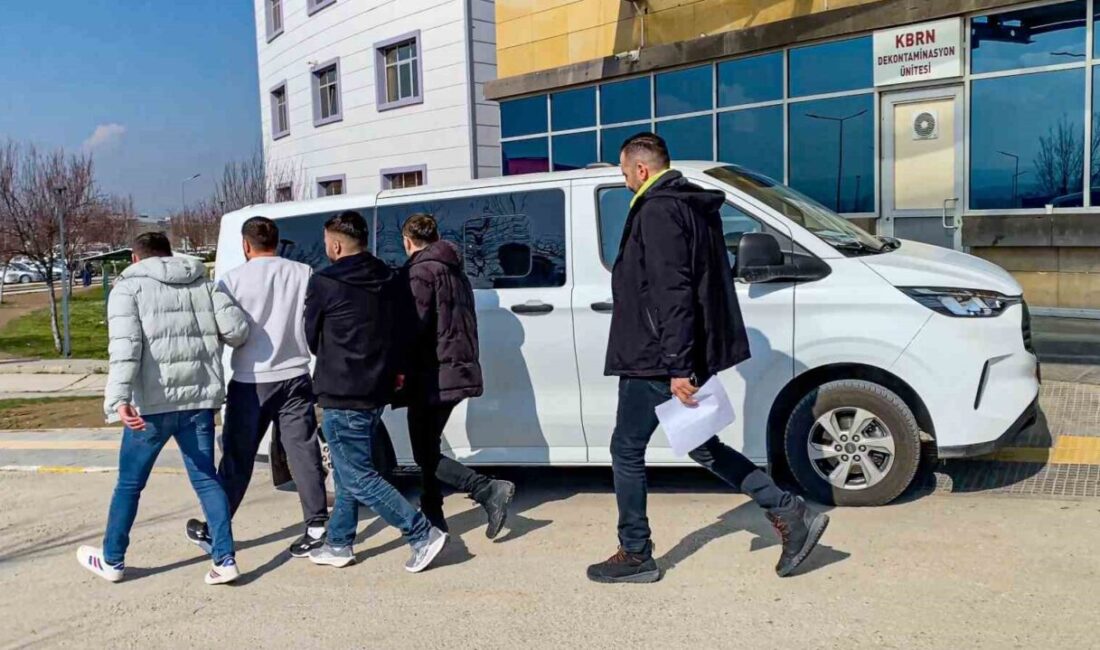 Çorum’da devriye gezen polis ekipleri, şüpheli buldukları 2 kişinin cezaevinden