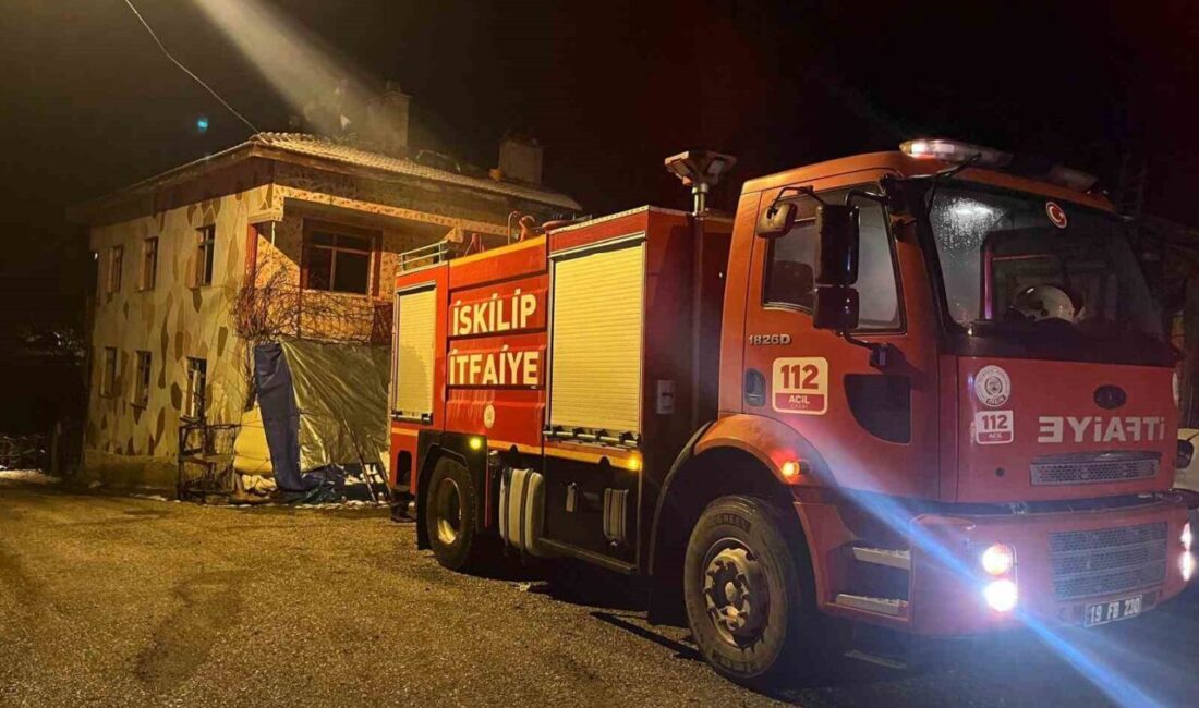 Çorum’un İskilip ilçesinde bir evde meydana gelen baca yangını, hızla