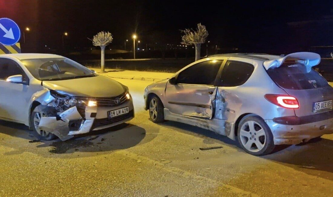 Çorum’un Alaca ilçesinde meydana gelen trafik kazasında, U dönüşü yapmaya