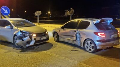 Çorum’un Alaca ilçesinde meydana gelen trafik kazasında, U dönüşü yapmaya