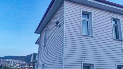 Çorum’un Sungurlu ilçesinde bir apartmanın çatısında ipe sıkışmış halde bulunan