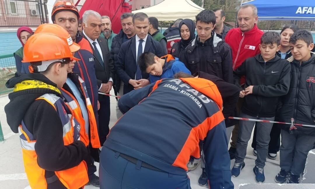 Osmancık ilçesinde, Deprem Haftası kapsamında ilkokul öğrencilerine afet bilinci aşılamak
