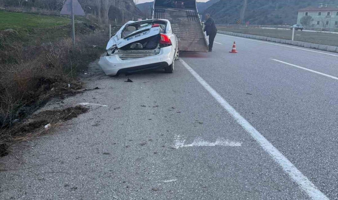 Çorum’un Alaca ilçesinde meydana gelen trafik kazasında bir otomobil dere