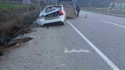 Çorum’un Alaca ilçesinde meydana gelen trafik kazasında bir otomobil dere