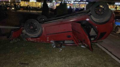 Çorum’da meydana gelen trafik kazasında, sürücüsünün kontrolünü yitirdiği bir otomobil