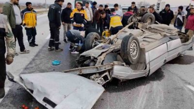 Çorum’un Alaca ilçesinde meydana gelen trafik kazasında bir otomobil, refüjdeki