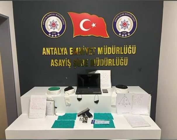 Antalya’da, vatandaşların dini duygularını suiistimal ederek maddi kazanç sağladıkları öne