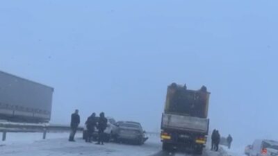 Diyarbakır-Şanlıurfa kara yolunda meydana gelen zincirleme kazada 10 aracın karışması