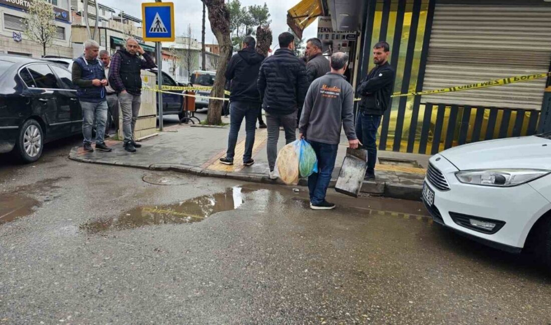 Bismil ilçesinde, üç kişi kadın kılığına girerek bir kuyumcuya hırsızlık