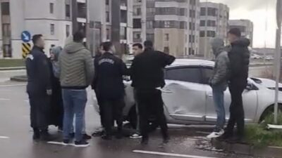 Diyarbakır’ın Bağlar ilçesine bağlı Oğlaklı Mahallesi girişinde hafif ticari araç