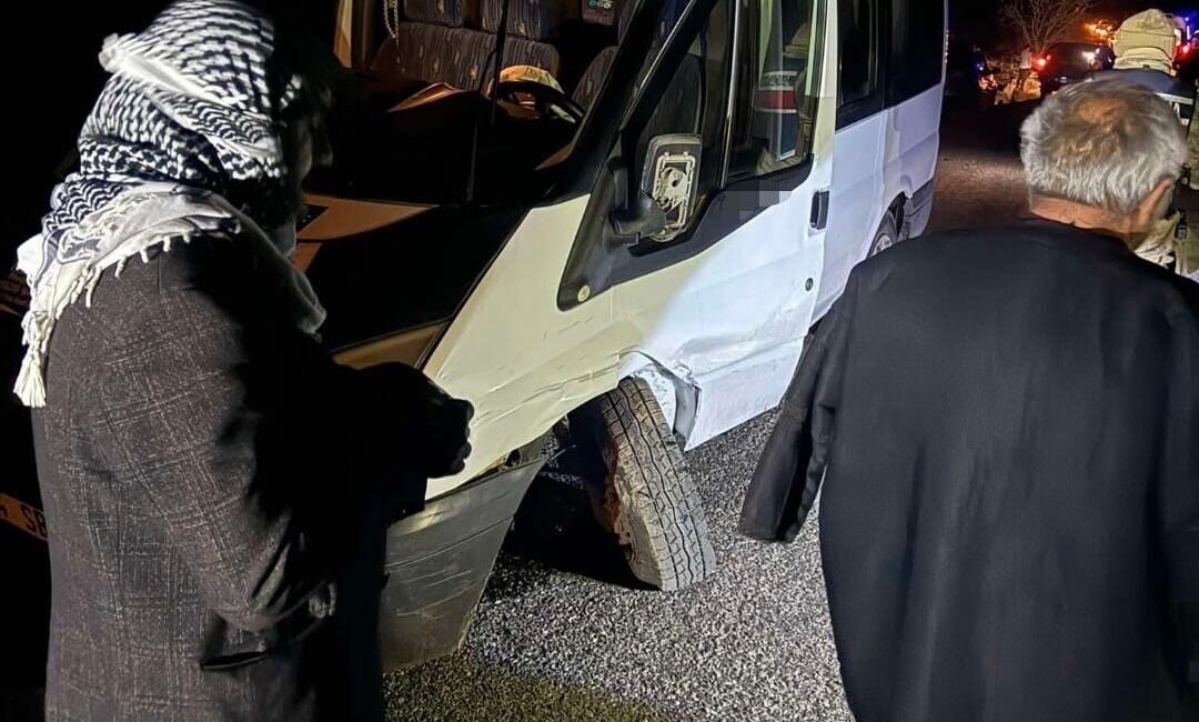 Çınar ilçesinde meydana gelen trafik kazasında minibüs ile otomobil çarpıştı