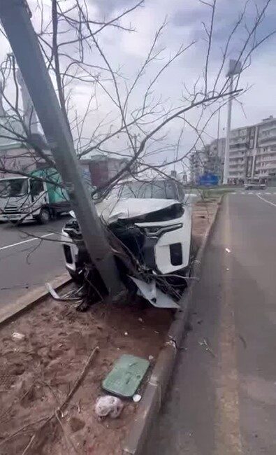Diyarbakır’ın Bağlar ilçesinde meydana gelen trafik kazasında, sürücü kontrolünü kaybederek