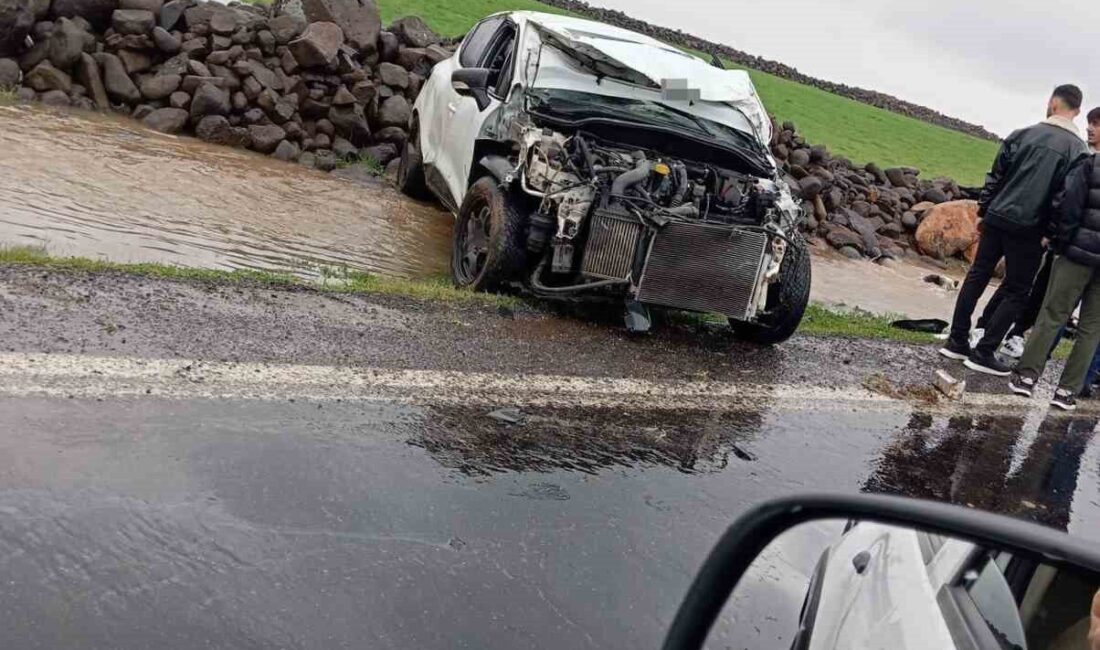 Diyarbakır’ın Çınar ilçesinde yaşanan bir trafik kazasında, otomobilin takla atması
