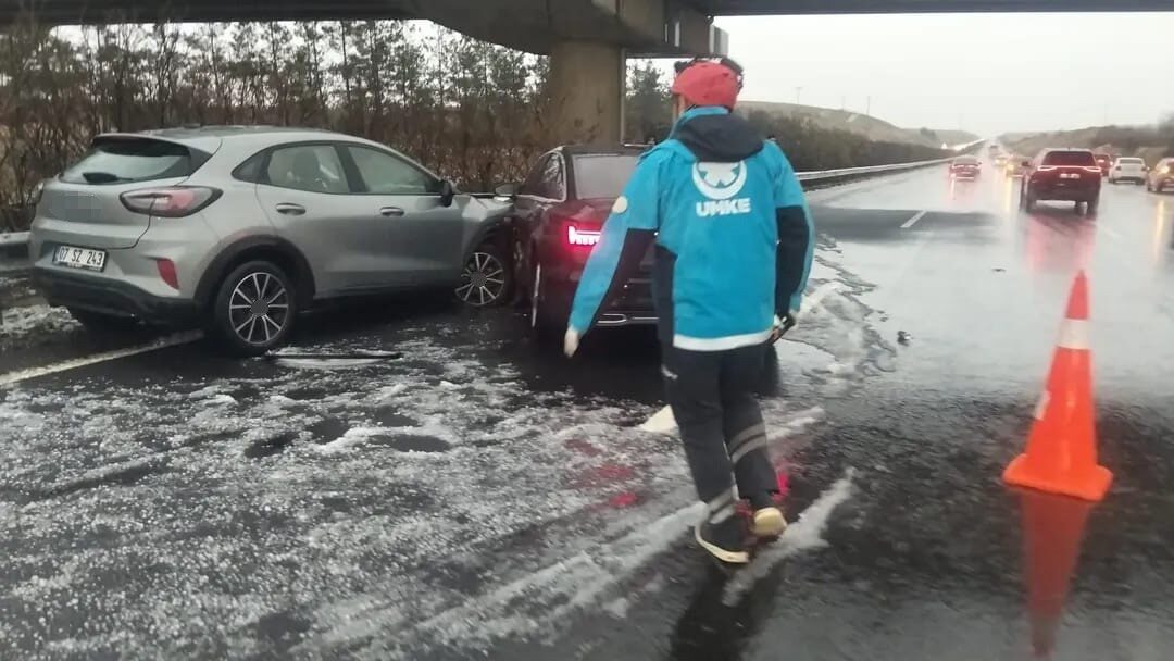 Şanlıurfa’da, dolu yağışı nedeniyle kayganlaşan yolda meydana gelen zincirleme trafik