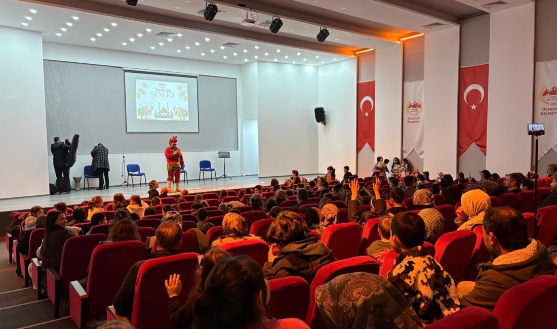 Çiçekdağı Belediyesi tarafından düzenlenen Ramazan Şenliği, ilçe halkının yoğun katılımıyla