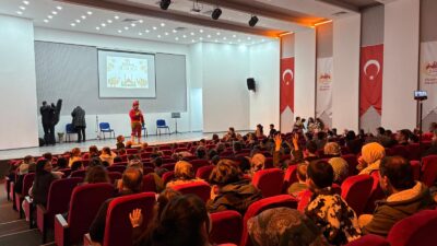 Çiçekdağı Belediyesi tarafından düzenlenen Ramazan Şenliği, ilçe halkının yoğun katılımıyla