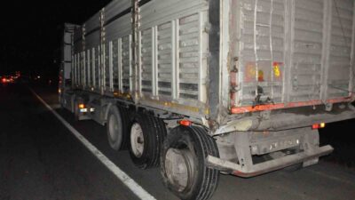 Keşan ilçesinde meydana gelen trafik kazasında, tırın dorsesine çarpan kamyonetteki