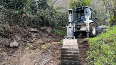 Efeler Belediyesi, mahalle sakinlerinin ulaşım konforunu iyileştirmek amacıyla iş makinelerini