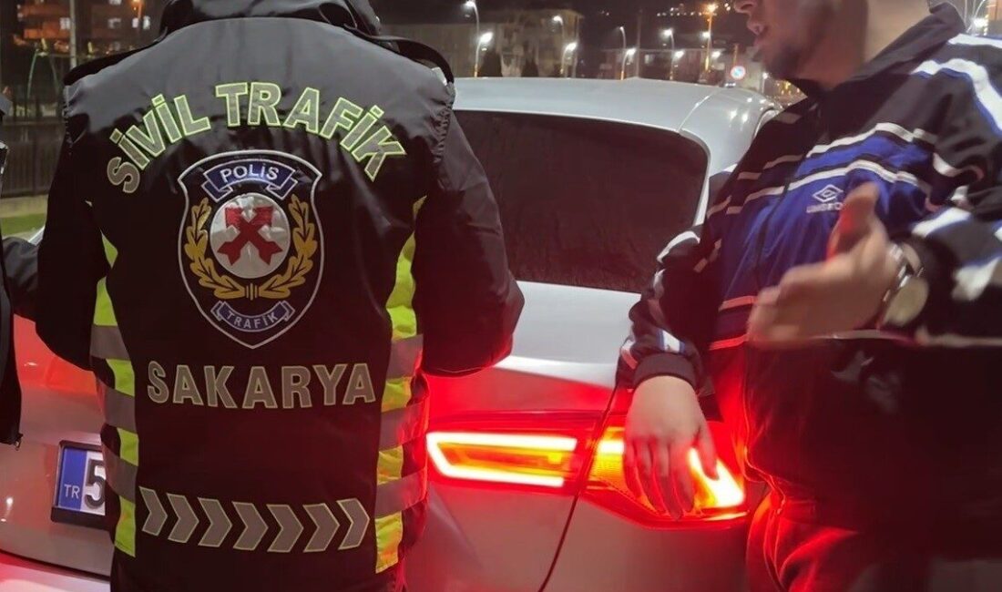 Serdivan ilçesinde, polis ekipleri tarafından yapılan trafik denetimlerinde kurallara uymayan
