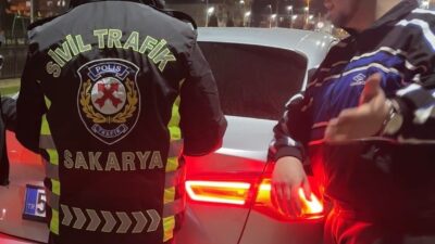 Serdivan ilçesinde, polis ekipleri tarafından yapılan trafik denetimlerinde kurallara uymayan
