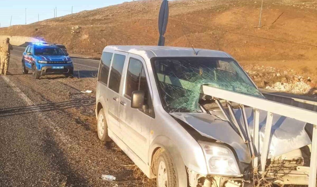 Elazığ’ın Karakoçan ilçesinde, bir hafif ticari araç bariyere çarparak durabildi.