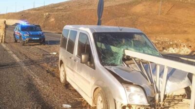 Elazığ’ın Karakoçan ilçesinde, bir hafif ticari araç bariyere çarparak durabildi.