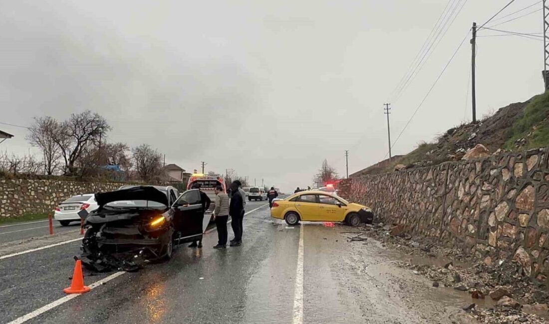 Elazığ’da meydana gelen trafik kazasında, otomobil ile ticari aracın çarpışması