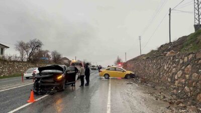 Elazığ’da meydana gelen trafik kazasında, otomobil ile ticari aracın çarpışması