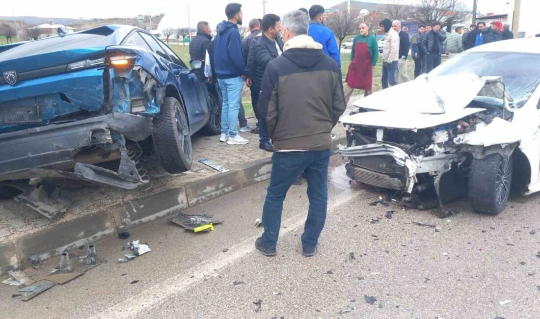 Kovancılar ilçesinde meydana gelen trafik kazasında, iki otomobilin çarpışması sonucunda
