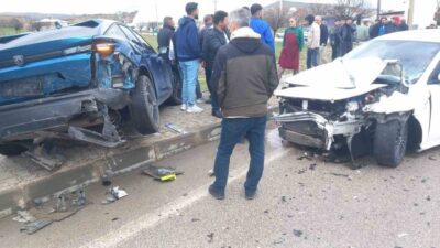Kovancılar ilçesinde meydana gelen trafik kazasında, iki otomobilin çarpışması sonucunda