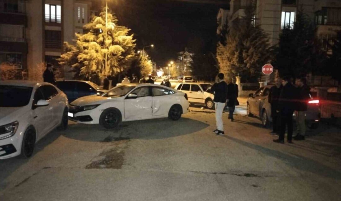 Elazığ’da meydana gelen bir trafik kazasında, iki otomobilin çarpışması sonucu