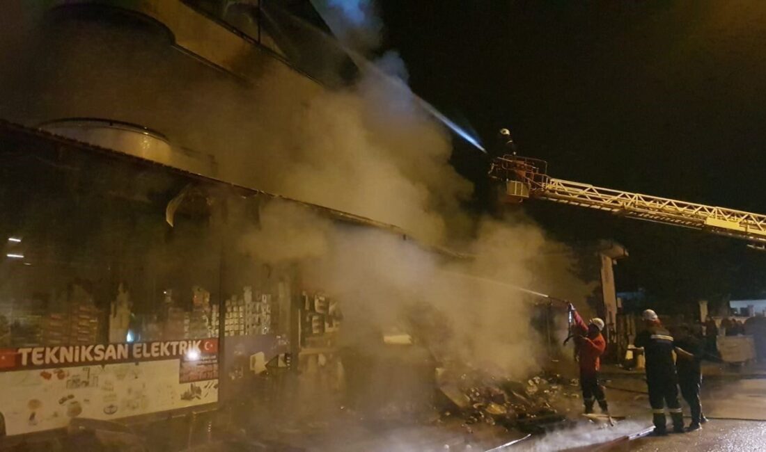 Kemer ilçesindeki bir elektrik malzemesi satış mağazasında çıkan yangın, çevre