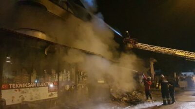 Kemer ilçesindeki bir elektrik malzemesi satış mağazasında çıkan yangın, çevre