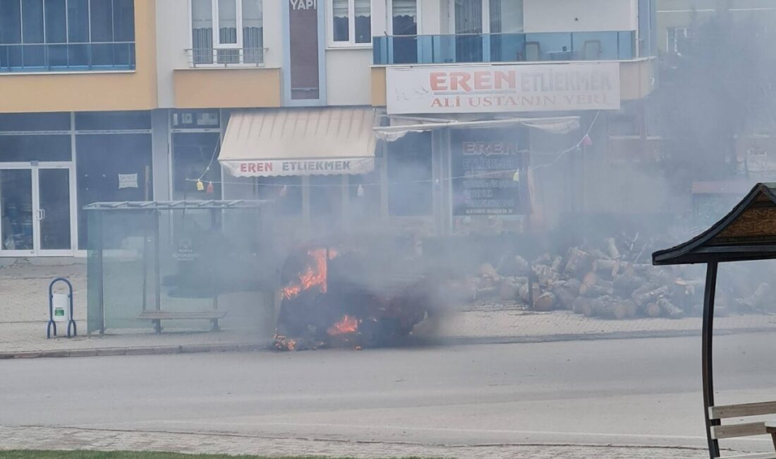 Konya’nın Beyşehir ilçesinde park halindeki bir elektrikli üç tekerlekli motosiklet