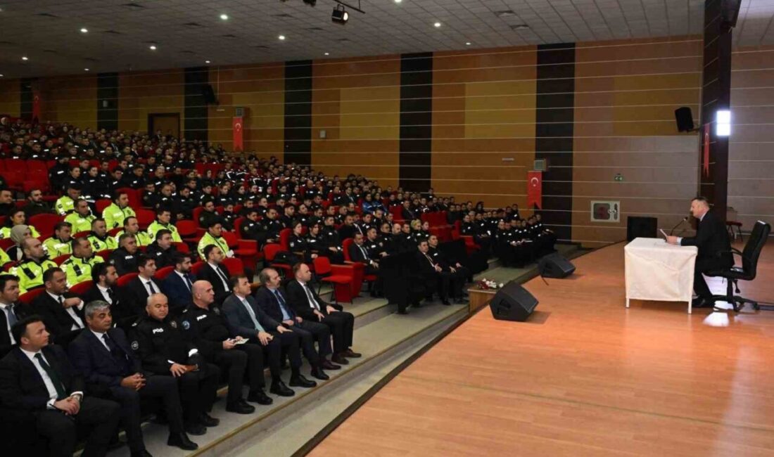 Erzincan İl Emniyet Müdürü Zafer Baybaba, personeliyle bir araya gelerek