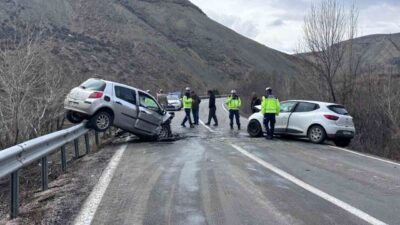 Erzincan-Kemah karayolunun Pekmezli mevkiinde meydana gelen trafik kazasında 4 kişi