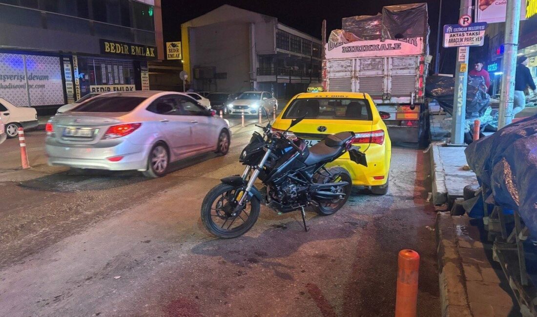 Erzincan’da bir otomobil ile motosikletin çarpışması sonucunda motosiklet sürücüsü yaralandı.