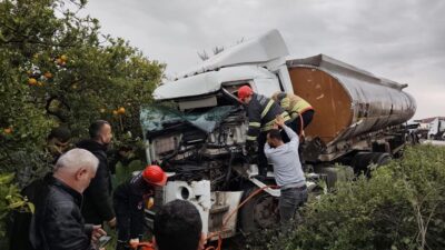Hatay’da meydana gelen trafik kazasında bir araç ile çarpışan tanker