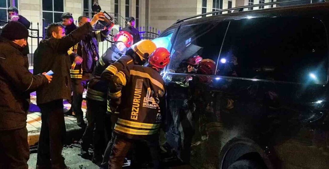 Erzurum’da Yakutiye ilçesi MNG AVM kavşağında meydana gelen trafik kazasında