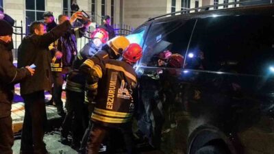 Erzurum’da Yakutiye ilçesi MNG AVM kavşağında meydana gelen trafik kazasında