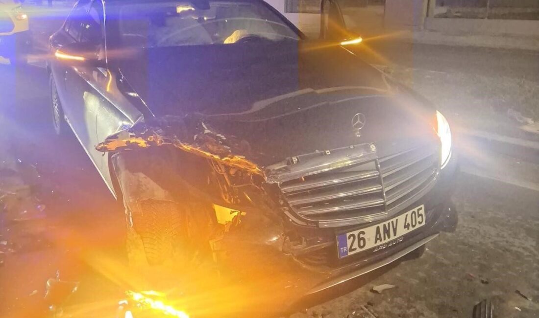 Eskişehir-Kütahya yolunda meydana gelen trafik kazasında, bir otomobilin diğerine arkadan