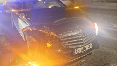 Eskişehir-Kütahya yolunda meydana gelen trafik kazasında, bir otomobilin diğerine arkadan