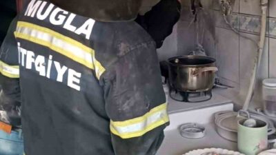 Muğla’nın Menteşe ilçesinde bir evin mutfağında meydana gelen yangın, ev
